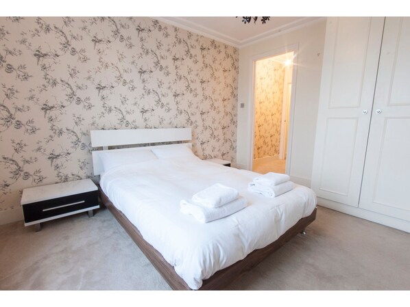 2 bedrooms, WiFi (free) - Spacious 2 Bedroom Flat in Queens Park - Sleeps 6 (London)