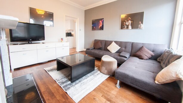 Unclassified image, 1 of 17, button - Spacious 2 Bedroom Flat in Queens Park - Sleeps 6 (London)