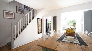 House (2 Bedrooms) | Living area - Modern, Chic 2BR Townhouse in Central Oxford (Oxford)
