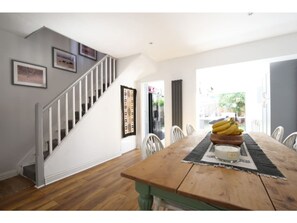 House (2 Bedrooms) | Living area - Modern, Chic 2BR Townhouse in Central Oxford (Oxford)