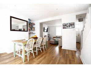 Maison (2 Bedrooms) | Repas dans la chambre
