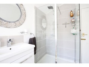 Ferienhaus (2 Bedrooms) | Badezimmer | Badewanne und Dusche (separat), kostenlose Toilettenartikel