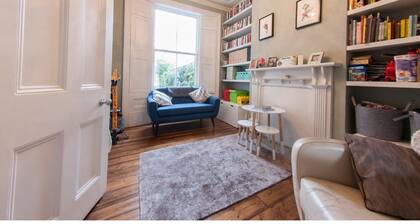 Spacious, Homey 4-br Home For 8 in Peckham