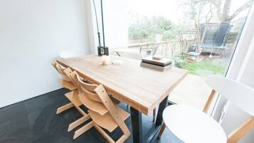 House (4 Bedrooms) | In-room dining