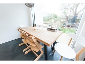 Casa (4 Bedrooms) | Zona de menjador de l'habitació