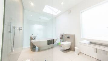 House (4 Bedrooms) | Bathroom | Free toiletries, hair dryer, towels