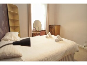 2 bedrooms, iron/ironing board, free WiFi