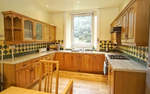 Microwave, cookware/dishes/utensils