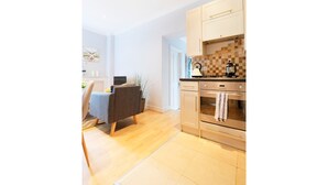 Living area - Modern 2 BR Flat in Bedford Park (London)