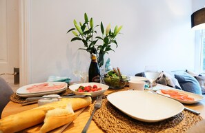 In-room dining - Modern 2 BR Flat in Bedford Park (London)