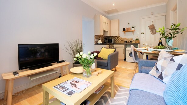 Living area - Modern 2 BR Flat in Bedford Park (London)