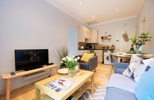 Modern 2 BR Flat in Bedford Park
