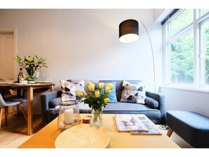 Living area - Modern 2 BR Flat in Bedford Park (London)