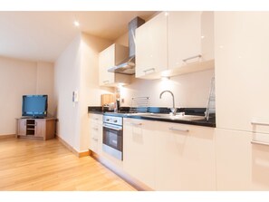 Kahvin-/teenkeitin, keittoastiat/astiat/ruokailuvälineet