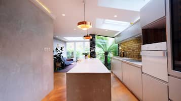 2 bedrooms, iron/ironing board, cribs/infant beds, free WiFi