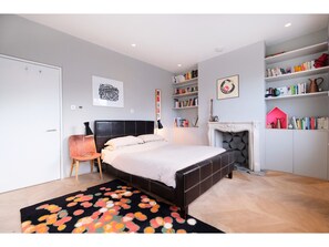 2 bedrooms, iron/ironing board, cribs/infant beds, free WiFi - Spacious Modern 3 bed Architect-designed House (London)