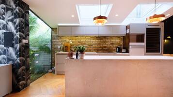 Full-size fridge, microwave, stovetop, coffee/tea maker