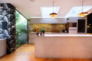 Kjøleskap, mikrobølgeovn, kokeplater og kaffetrakter/tekoker