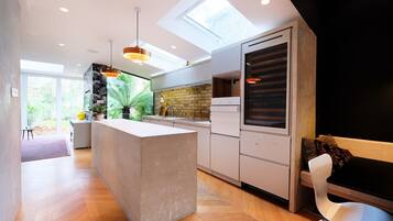 Full-size fridge, microwave, stovetop, coffee/tea maker