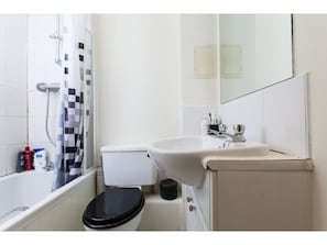 Bathtub, free toiletries - Cozy, Complete Flat for 4 in Leith (Edinburgh)