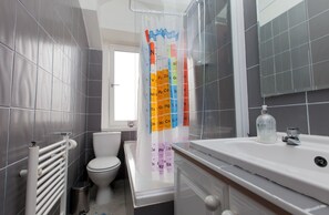 Duschwanne, kostenlose Toilettenartikel