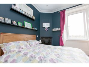 1 bedroom, iron/ironing board, free WiFi - Stylish 1BR Tenement in City Centre for 4 (Edinburgh)