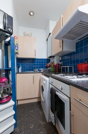 Full-sized fridge, microwave, coffee/tea maker, cookware/dishes/utensils - Stylish 1BR Tenement in City Centre for 4 (Edinburgh)