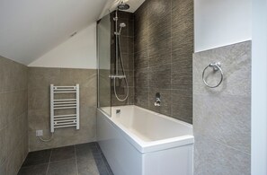 Apartment (2 Bedrooms) | Bathroom | Combined shower/tub, free toiletries, hair dryer, towels