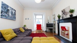 Living area - Stylish/spacious/central! Fab Festival Flat For 4 (Edinburgh)