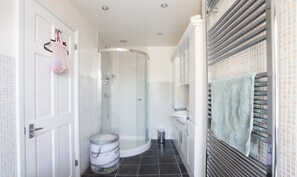 House (3 Bedrooms) | Bathroom | Free toiletries, hair dryer, towels - Stunning House in Historic Central Cambridge for 7 (Cambridge)