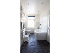 House (3 Bedrooms) | Bathroom | Free toiletries, hair dryer, towels - Stunning House in Historic Central Cambridge for 7 (Cambridge)