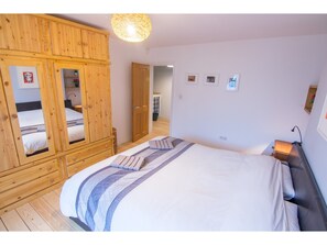 2 bedrooms, desk, free WiFi - Spacious 2BR Garden Flat for 6 in Bristol (Bristol)