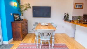 In-room dining - Spacious 2BR Garden Flat for 6 in Bristol (Bristol)