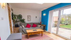 Living area - Spacious 2BR Garden Flat for 6 in Bristol (Bristol)