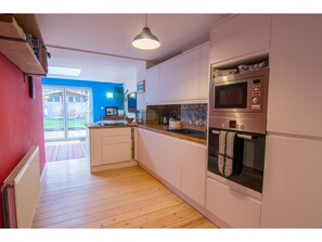 Full-size fridge, microwave, coffee/tea maker, cookware/dishes/utensils - Spacious 2BR Garden Flat for 6 in Bristol (Bristol)