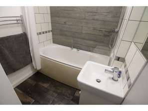 Bathroom - Spacious 2BR Garden Flat for 6 in Bristol (Bristol)