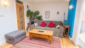 Living area - Spacious 2BR Garden Flat for 6 in Bristol (Bristol)