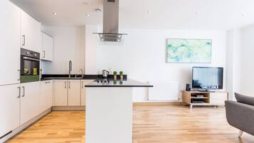 Apartment (2 Bedrooms) | Private kitchen | Full-sized fridge, microwave, oven, stovetop