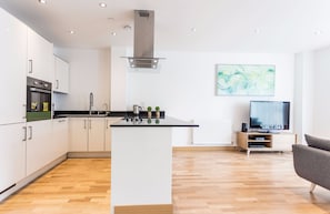 Apartment (2 Bedrooms) | Private kitchen | Full-sized fridge, microwave, oven, stovetop