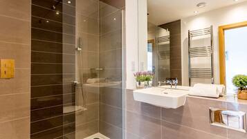 Apartment (2 Bedrooms) | Bathroom | Shower, free toiletries, hair dryer, towels