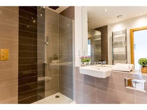 Apartment (2 Bedrooms) | Bathroom