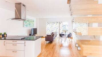 Apartment (2 Bedrooms) | Private kitchen | Coffee/tea maker, full-sized fridge, microwave, oven