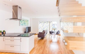 Apartment (2 Bedrooms) | Private kitchen | Full-size fridge, microwave, oven, stovetop - Gorgeous Flat for 6 in Central Cambridge (Cambridge)