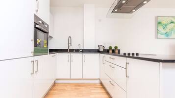 Apartment (2 Bedrooms) | Private kitchen | Full-sized fridge, microwave, oven, stovetop