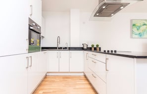 Apartment (2 Bedrooms) | Private kitchen | Full-sized fridge, microwave, oven, stovetop