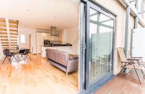 Apartment (2 Bedrooms) | Living area | 40-inch TV with digital channels - Gorgeous Flat for 6 in Central Cambridge (Cambridge)