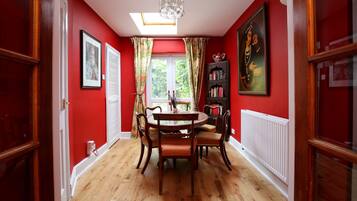 House (4 Bedrooms) | In-room dining