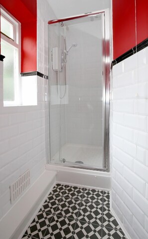 House (4 Bedrooms) | Bathroom shower