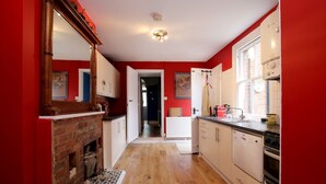 House (4 Bedrooms) | Private kitchen | Full-size fridge, microwave, oven, stovetop - Oxford Professor's Edwardian Home (Oxford)