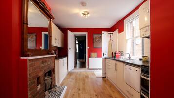 House (4 Bedrooms) | Private kitchen | Full-sized fridge, microwave, oven, stovetop